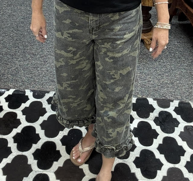 Camouflage ruffle pants